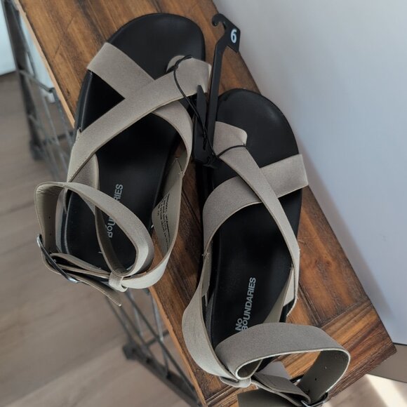 No Boundaries Shoes - NWT No Boundaries Size 6 Women's Cross-strap Toe Loop Taupe Sandles